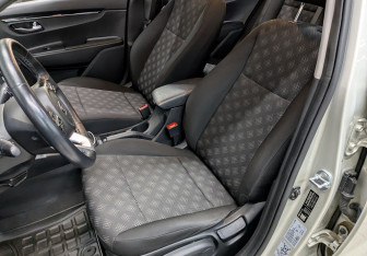 Подержанный автомобиль Kia Rio Hatchback 2020 года (9 фото)