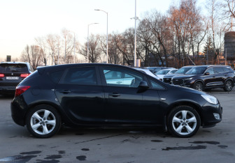 Подержанный автомобиль Opel Astra Hatchback 2011 года (4 фото)