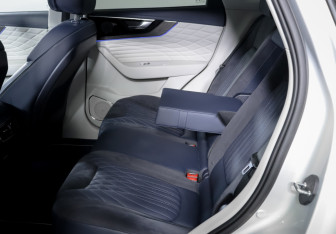 Подержанный автомобиль Hongqi HS5 2023 года (10 фото)