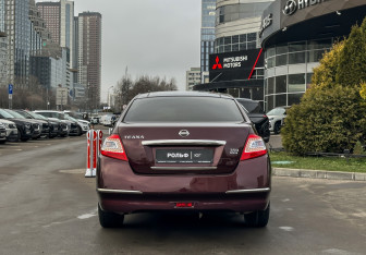 Подержанный автомобиль Nissan Teana 2011 года (6 фото)