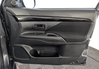 Подержанный автомобиль Mitsubishi Outlander 2019 года (24 фото)