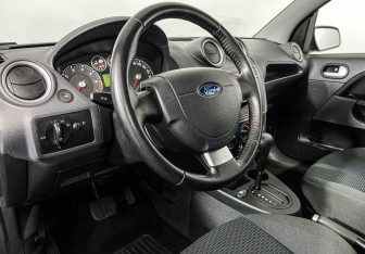 Подержанный автомобиль Ford Fiesta Hatchback 2007 года (13 фото)