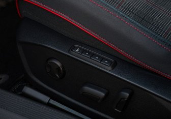 Подержанный автомобиль Volkswagen Golf GTI Hatchback 2021 года (14 фото)
