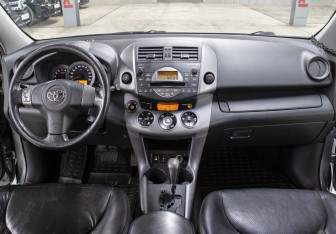 Подержанный автомобиль Toyota RAV4 2008 года (13 фото)