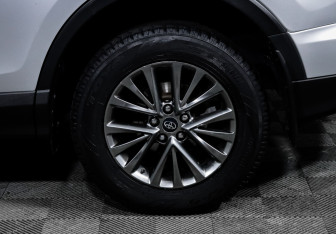 Подержанный автомобиль Toyota RAV4 2017 года (15 фото)