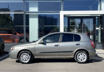 Подержанный автомобиль Nissan Almera Hatchback 2005 года (8 фото)