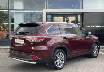 Подержанный автомобиль Toyota Highlander 2014 года (5 фото)