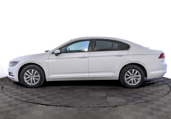 Подержанный автомобиль Volkswagen Passat Sedan 2018 года (8 фото)