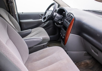 Подержанный автомобиль Chrysler Town & Country 2006 года (9 фото)