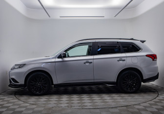 Подержанный автомобиль Mitsubishi Outlander 2022 года (8 фото)
