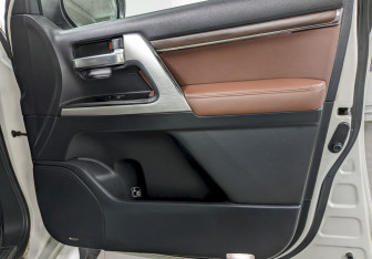 Подержанный автомобиль Toyota Land Cruiser Suv 2016 года (21 фото)