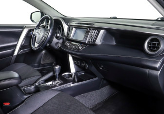 Подержанный автомобиль Toyota RAV4 2017 года (10 фото)