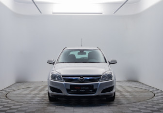 Подержанный автомобиль Opel Astra Wagon 2012 года (2 фото)