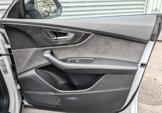 Подержанный автомобиль Audi Q8 2019 года (25 фото)