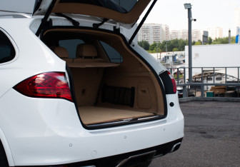 Подержанный автомобиль Porsche Cayenne 2012 года (14 фото)