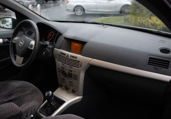 Подержанный автомобиль Opel Astra Wagon 2007 года (7 фото)