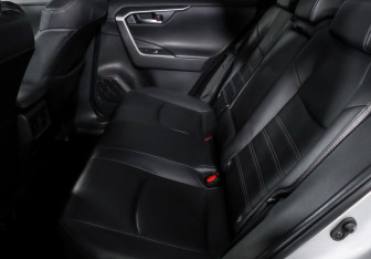 Подержанный автомобиль Toyota RAV4 2019 года (10 фото)