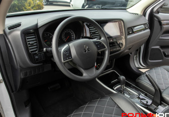 Подержанный автомобиль Mitsubishi Outlander 2022 года (13 фото)