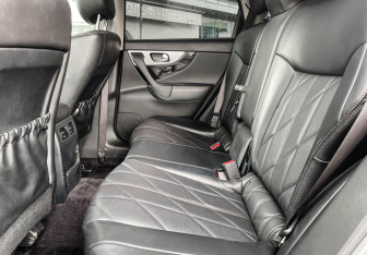 Подержанный автомобиль Infiniti QX70 2017 года (10 фото)