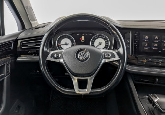 Подержанный автомобиль Volkswagen Touareg 2018 года (22 фото)