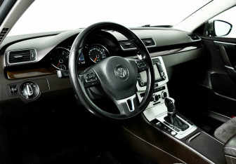 Подержанный автомобиль Volkswagen Passat Sedan 2012 года (11 фото)