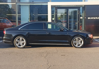 Подержанный автомобиль Audi A8 2014 года (4 фото)