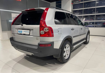 Подержанный автомобиль Volvo XC90 2004 года (4 фото)