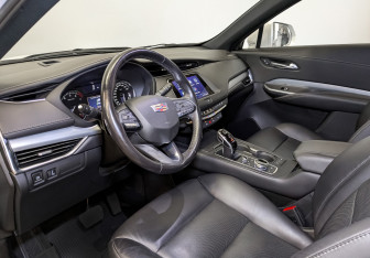 Подержанный автомобиль Cadillac XT4 2020 года (16 фото)
