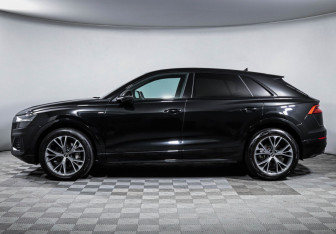 Подержанный автомобиль Audi Q8 2022 года (8 фото)