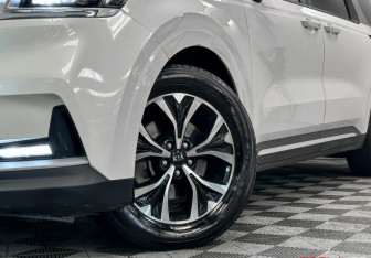 Подержанный автомобиль Kia Carnival 2021 года (24 фото)