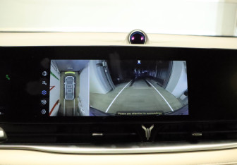 Подержанный автомобиль Voyah Dream 2023 года (10 фото)