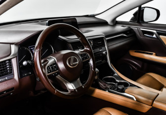 Подержанный автомобиль Lexus RX 2017 года (12 фото)