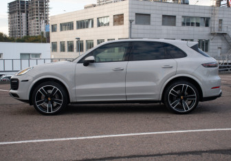 Подержанный автомобиль Porsche Cayenne 2023 года (8 фото)
