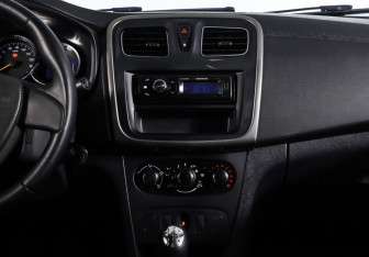 Подержанный автомобиль Renault Logan Sedan 2018 года (12 фото)