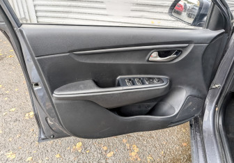 Подержанный автомобиль Kia Rio Hatchback 2021 года (16 фото)