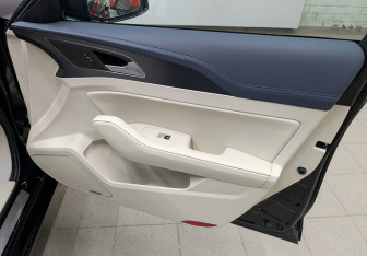 Подержанный автомобиль Hongqi H5 2022 года (20 фото)