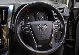 Подержанный автомобиль Toyota Vellfire 2016 года (19 фото)