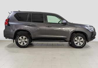 Подержанный автомобиль Toyota Land Cruiser Prado 2017 года (4 фото)