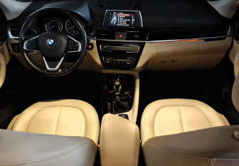 Подержанный автомобиль BMW X1 2015 года (11 фото)
