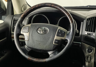 Подержанный автомобиль Toyota Land Cruiser Suv 2009 года (14 фото)