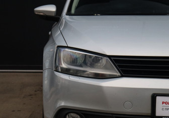 Подержанный автомобиль Volkswagen Jetta Sedan 2011 года (17 фото)