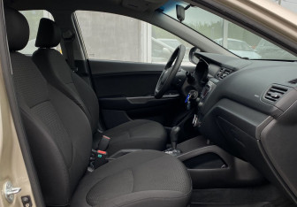 Подержанный автомобиль Kia Rio Sedan 2012 года (18 фото)