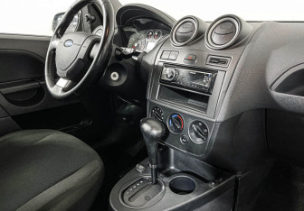 Подержанный автомобиль Ford Fiesta Hatchback 2007 года (9 фото)