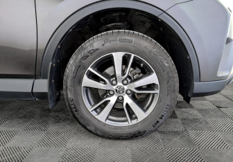 Подержанный автомобиль Toyota RAV4 2018 года (19 фото)