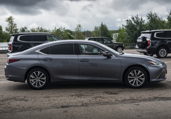 Подержанный автомобиль Lexus ES 2021 года (5 фото)