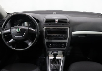 Подержанный автомобиль Skoda Octavia Liftback 2008 года (13 фото)