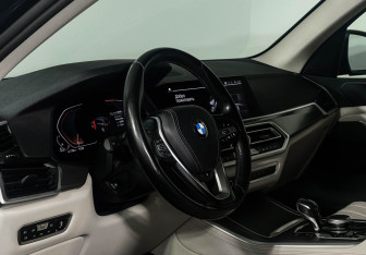 Подержанный автомобиль BMW X5 2020 года (12 фото)