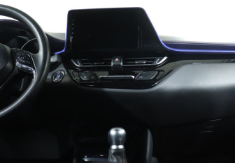 Подержанный автомобиль Toyota C-HR 2021 года (14 фото)
