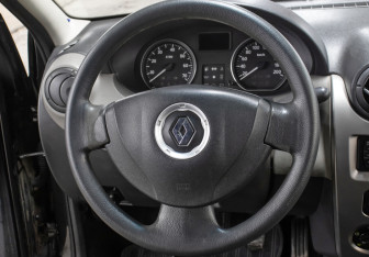 Подержанный автомобиль Renault Logan Sedan 2011 года (17 фото)