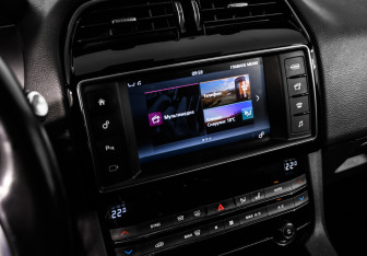 Подержанный автомобиль Jaguar F-Pace 2018 года (19 фото)